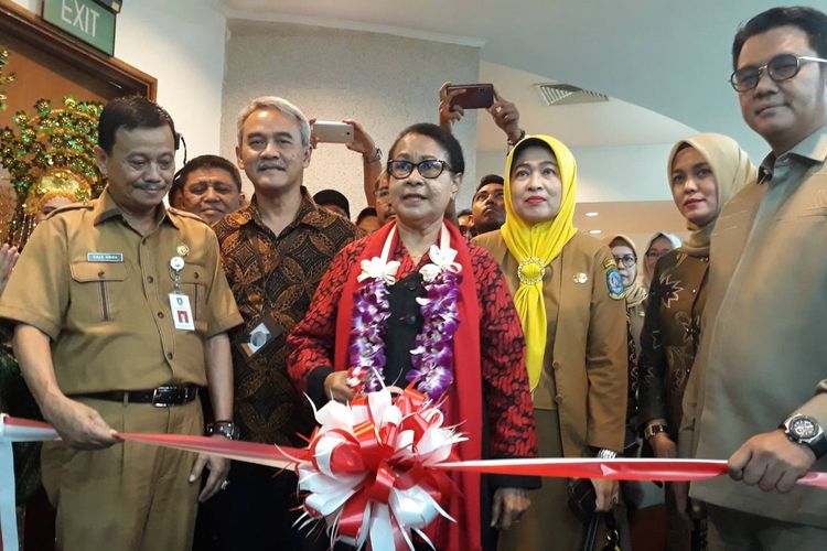 Menteri Pemberdayaan Perempuan dan Perlindungan Anak (PPPA) RI Yohana Yembise meresmikan rumah perlindungan pekerja perempuan di kawasan industri di Kota Bintan, Kepulauan Riau, Senin (7/10/2019).