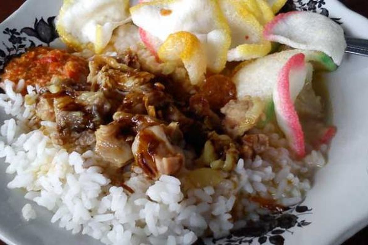 Seporsi gultik atau gulai tikungan yang gurih bisa Anda nikmati dengan harga Rp 8.000 saja.