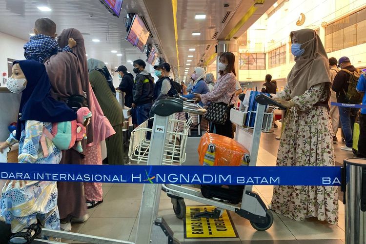 Aktivitas di Bandara Internasional Hang Nadim Batam, Kepulauan Riau, selama mudik dan arus balik Lebaran 2023, terdapat 246.008 penumpang.