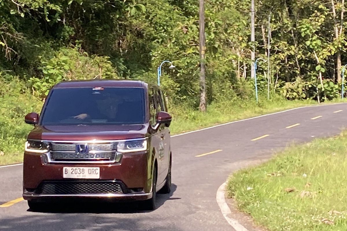 Teknologi hybrid e:HEV menghadirkan karakter berkendara yang senyap dan efisien. 