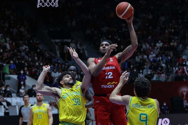 Pemain tim basket Indonesia, Marques Bolden berusaha mencetak angka saat melawan tim basket Australia pada laga pamungkas Grup A FIBA Asia Cup 2022 di Istora Senayan, Jakarta, Sabtu (16/7/2022). Timnas basket Indonesia dikalahkan Australia dengan skor 53-78.