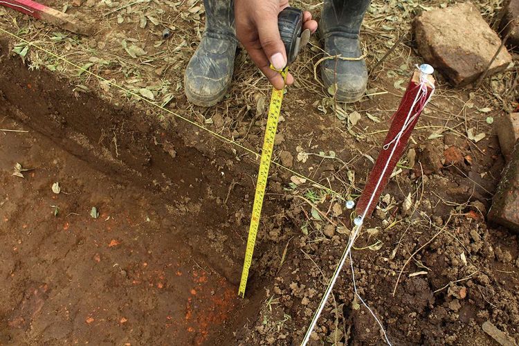 Proses ekskavasi atau penggalian oleh Balai Pelestarian Cagar Budaya (BPCB) Jawa Timur terhadap temuan situs purbakala di lokasi proyek Tol Pandaan-Malang seksi 5 kilometer ke-37 di Desa Sekarpuro, Kecamatan Pakis, Kabupaten Malang, Kamis (14/3/2019). Ekskavasi itu untuk mencari bentuk asli terhadap struktur bangunan yang ditemukan.