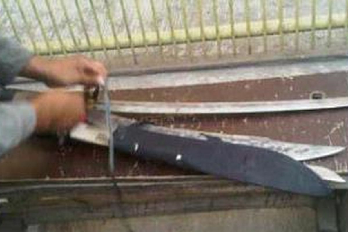 Beberapa senjata tajam yang disita polisi dari bentrokan kelompok Kei dan Herkules di lahan kosong, samping Taman Palem Lestari, Cengkareng, Jakarta Barat, Rabu (29/8/2012).