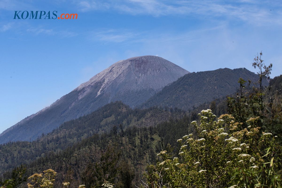 KEINDAHAN ALAM INDONESIA - Puncak Gunung Semeru, Lumajang, Jawa Timur, Kamis (18/9/2019). 