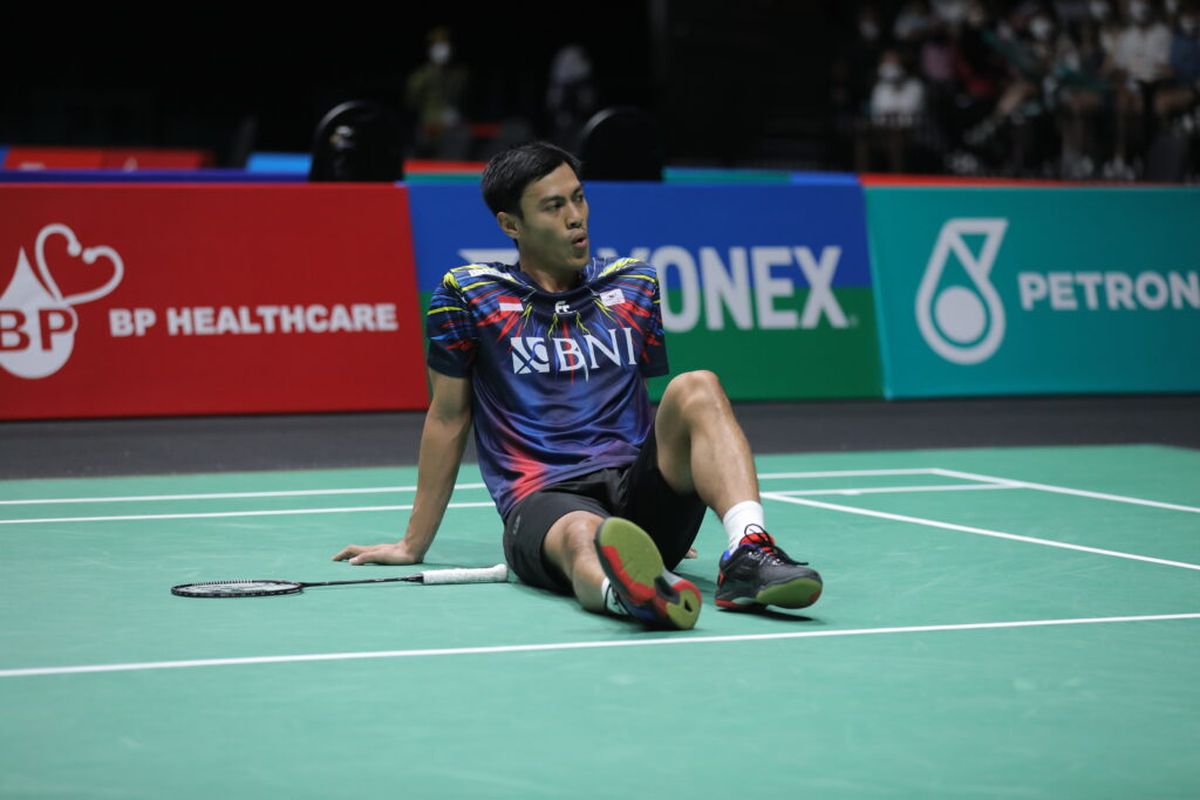 Vito mengalami cedera saat berhadapan dengan unggulan kedua asal Jepang, Kento Momota, dalam laga perempat final Malaysia Open 2022 di Axiata Arena, Jumat (1/7/2022). Terkini, Shesar Hiren ditarik mundur dari Kejuaraan Dunia Bulu Tangkis 2022.