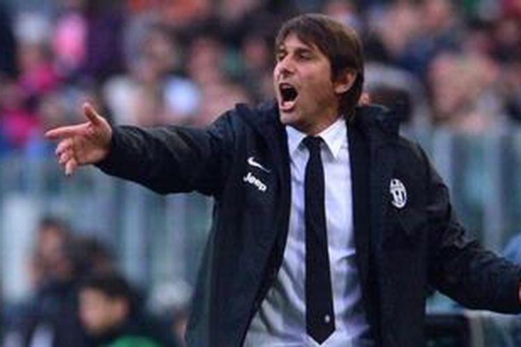 Reaksi Pelatih Juventus, Antonio Conte, saat mengaragestures during their Serie A football match between Juventhkan timnya dalam laga pekan ke-30 Serie-A melawan Pescara di Juventus Stadium, Sabtu (6/4/2013). 