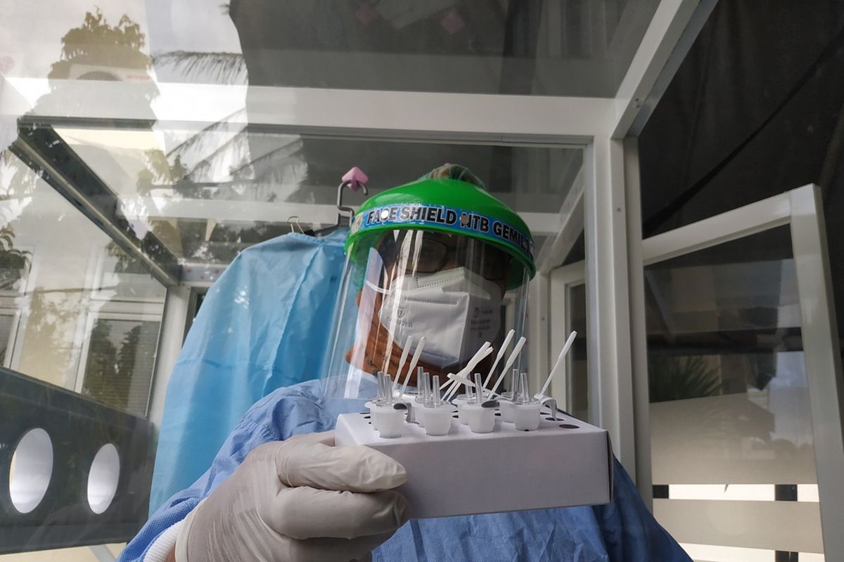Seorang petugas di Laboratirium Dinas Kesehatan NTB, usai melakukan swab antigen, Selasa (22/9/2020) untuk memastikan apakah seseorang terpapar covid19 atau masih aman dari covid-19.