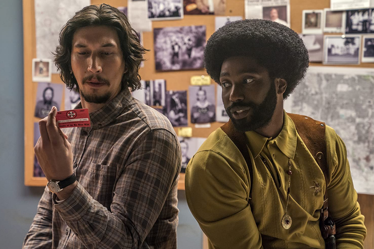 John David Washington dan Adam Driver dalam film aksi kriminal BlacKkKlansman (2018).