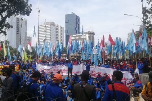 Buruh dan Mahasiswa Demo di Patung Kuda, Jalan Medan Merdeka Menuju Istana Negara Ditutup