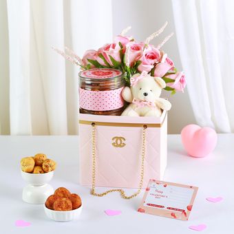 Palm cheese cookies dari Bonne Journee sebagai rekomendasi toko kue di Surabaya dengan hampers spesial Valentine.