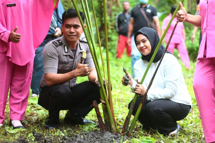 Nampak salah satu pasangan anggota polisi dari Polres Jayapura, saat menanam satu buah anakan pohon sagu, usai melakukan sidang BP4R atau nikah dinas di dusun sagu, Kampung Sereh, Distrik Sentani, Kabupaten Jayapura, Papua, Rabu (27/9/2023).