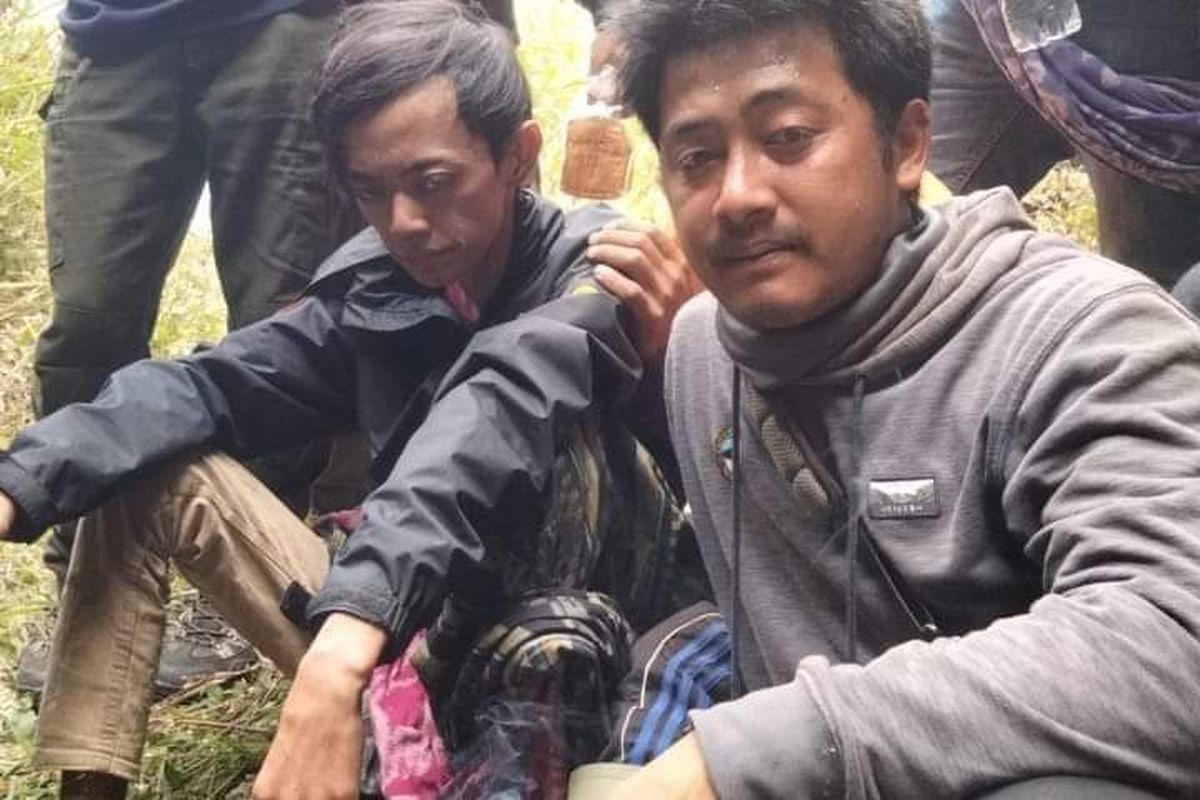 Roni Nur Efendi (Tengah) saat baru saja dievakuasi, Selasa (21/6/2022) setelah selama 2 hari sejak Minggu (19/6/2022).