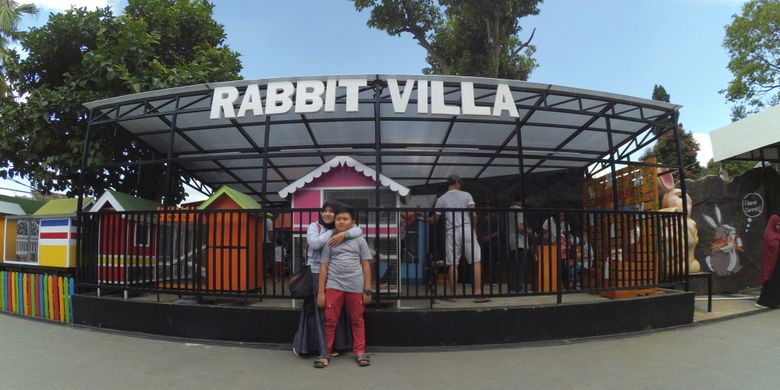 Tampak pengunjung tengah berfoto di depan Rabbit Vila yang merupakan tempat penangkaran kelinci di Rabbit Town, Sabtu (31/3/2018). Rabbit Town merupakan salah satu lokasi wisata swafoto di wilayah Jalan Rancabentang No.30, Ciumbuleuit, Kecamatan Cidadap, Kota Bandung, Jawa Barat. 