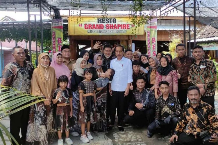 Presiden Joko Widodo berfoto bersama warga di Resto Grand Shapire, Desa Pilang, Kecamatan Randublatung, Kabupaten Blora, Jawa Tengah, Jumat (10/3/2023)
