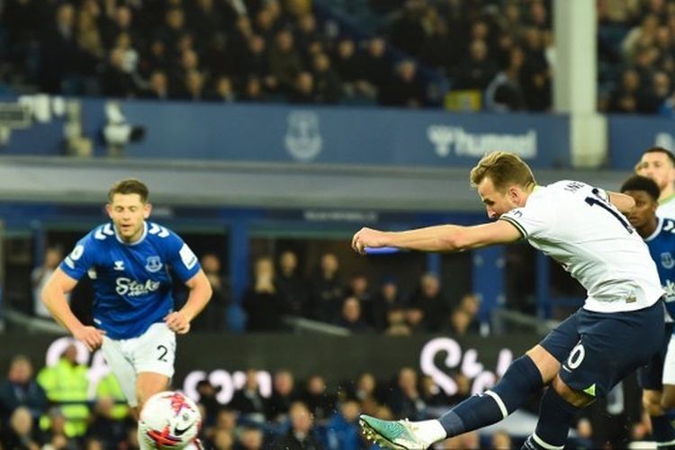 Striker Tottenham, Harry Kane, saat mencetak gol ke gawang Everton dari sepakan penalti dalam pekan ke-29 Liga Inggris 2022-2023. Laga Everton vs Tottenham bergulir di Stadion Goodison Park pada Selasa (4/4/2023) dini hari WIB. (Foto oleh PETER POWELL / AFP).