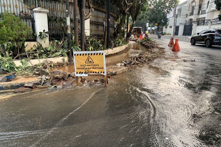 PAM Jaya Perbaiki Pipa Bocor Penyebab Jalan Hang Jebat Jaksel Tergenang