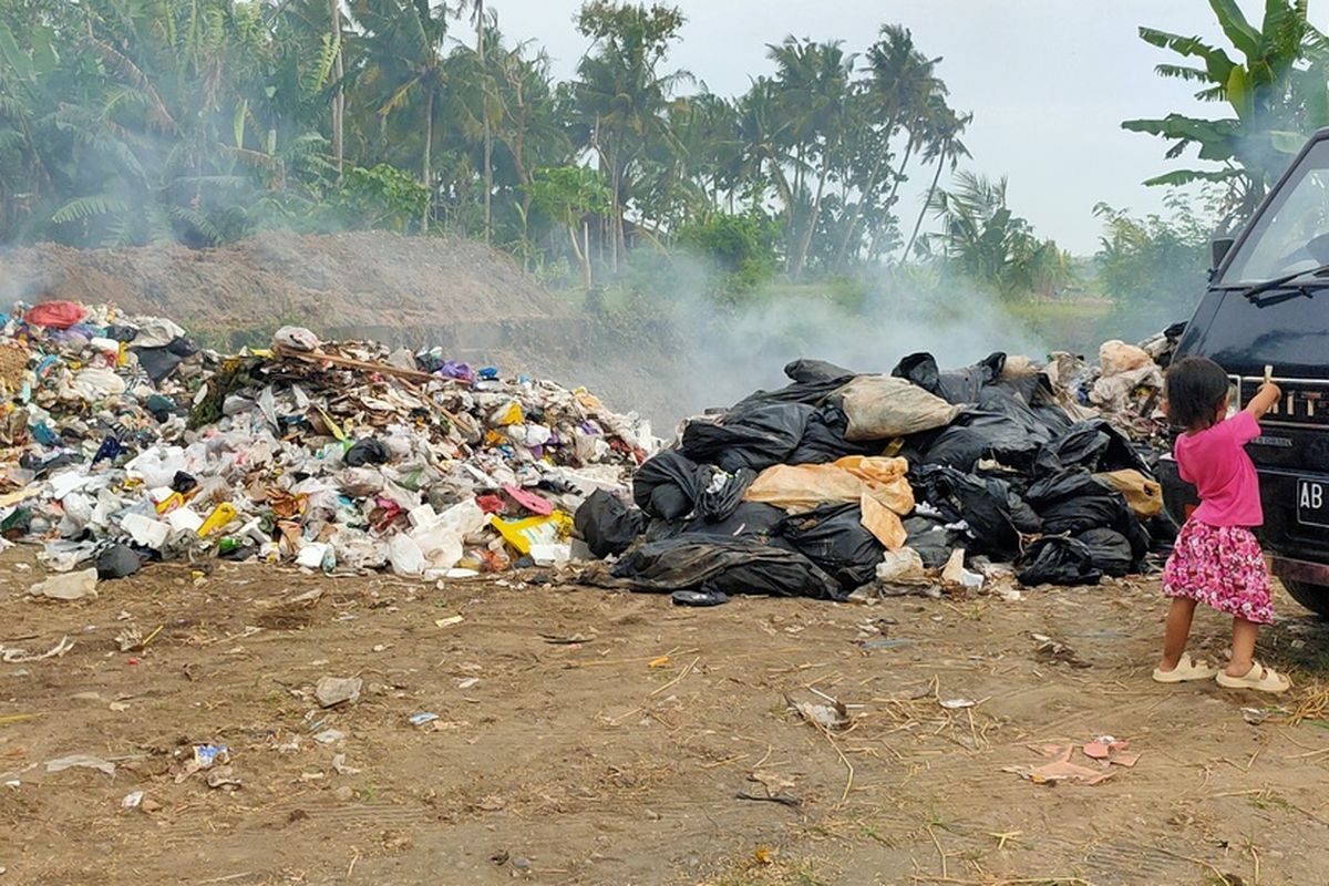 Penumpukan sampah di penampungan sampah ilegal pada padukuhan Sawahan, kalurahan Banaran, kapanewon Galur, kabupaten Kulon Progo, Daerah Istimewa Yogyakarta.