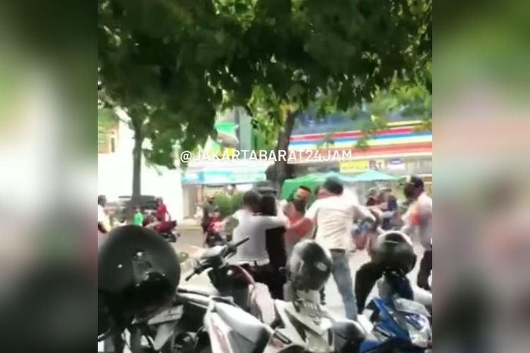 Juru parkir liar dan petugas Dishub terlibat cekcok saat ada razia di samping Mall Daan Mogot, Jalan Tanah Lot, Kalideres, Jakarta Barat, Selasa (7/2/2023). Juru parkir liar itu sempat mengacungkan celurit kepada petugas. 