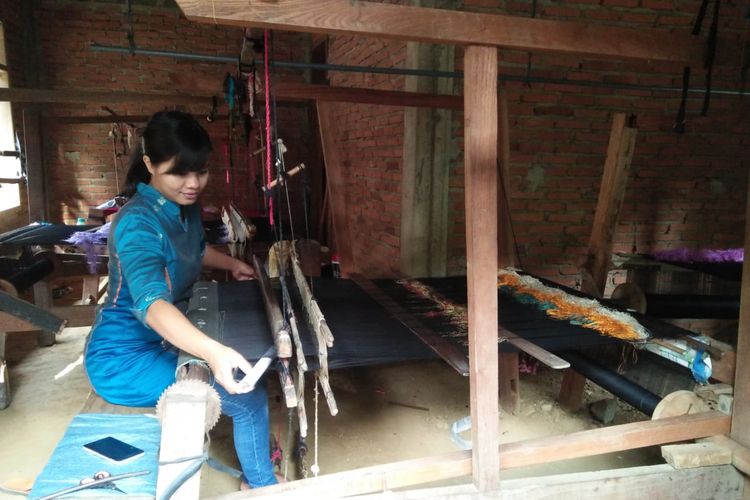 Anita Dona Asri saat menenun songket silungkang di workshop Dolas Songket miliknya di Desa Lunto Timur, Lembah Segar, Sawahlunto, Sumatra Barat.