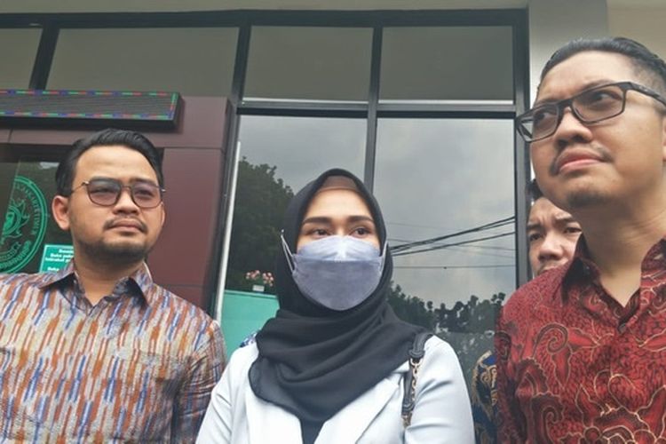 Septia Yetri Opani dan kuasa hukumnya, Christianto Bayu Wicaksono (kanan) dan Pratama Indra Saputra (kiri) di PA Jakarta Timur, Selasa (7/2/2023).