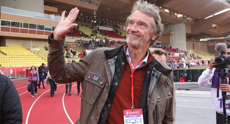 Bentangkan Spanduk Kekecewaan, Suporter Man United Protes Ratcliffe dan Keluarga Glazer