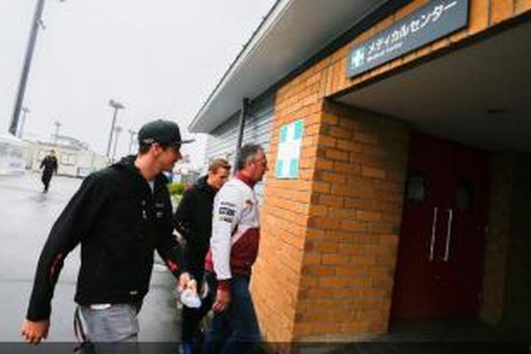 Pebalap Marc VDS asal Inggris, Scott Redding (kiri) melangkah menuju medical center Sirkuit Motegi, untuk pemeriksaan sebelum turun di GP Jepang, Kamis (24/10/2013).