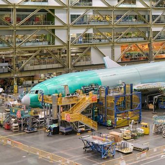Pesawat B777 di fasilitas perakitan Boeing di Seattle, AS.