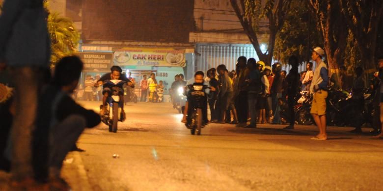 Aksi balapan liar di depan rumah dinas Bupati Pamekasan marak digelar pemuda Pamekasan, khususnya malam minggu. 