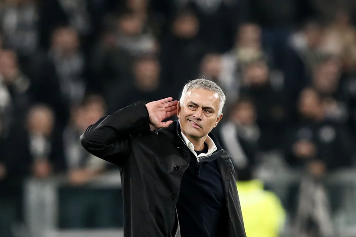 Jose Mourinho semasa masih menjadi Manajer Manchester United saat berselebrasi dengan memegang telinga saat timnya mengalahkan Juventus pada laga Grup H Liga Champions di Stadion Allianz, Rabu (7/11/2018).