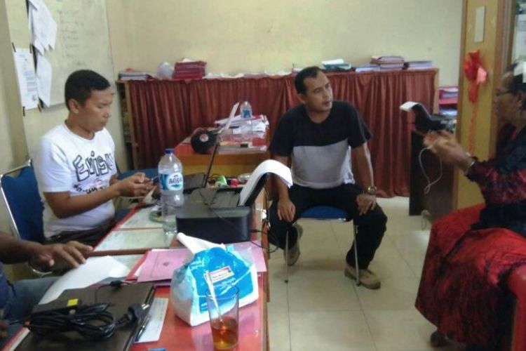 Penyidik Polsek Tanah Luas, Aceh Utara, sedang memeriksa Nur Hasanah (65) pelaku penganiayan yang mengakibatkan Abul Rani tewas di  Desa Paya, Kecamatan Tanah Luas, Aceh Utara, Sabtu (1/4/2017).