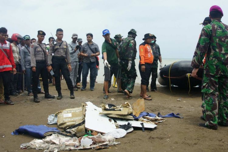 Potongan tubuh, barang-barang penumpang dan serpihan pesawat kembali ditemukan tim gabungan di lokasi jatuhnya pesawat Lion Air JT 610 di Pantai Tanjungpakis, Desa Tanjungpakis, Kecamatan Pakisjaya, Kabupaten Karawang, Jawa Barat, Selasa (30/10/2018).