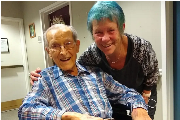 Louisa Rogers bersama sang ayah.