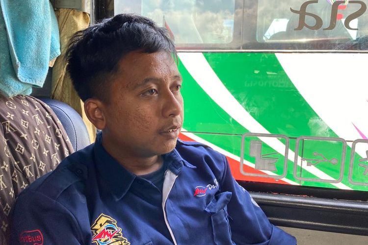 Sopir bus antar kota antar provinsi (AKAP) bernama Jajang, di Terminal Tanjung Priok, Jakarta Utara pada Senin (12/12/2022). Dia merupakan salah satu sopir yang jarang merayakan Idul Fitri di rumah karena pekerjaannya. 