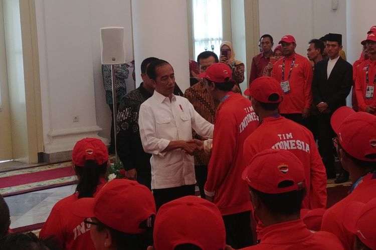 Presiden Joko Widodo bersilaturahmi dengan atlet dan ofisial Asian Para Games 2018 di Istana Bogor, Sabtu (13/10/2018).