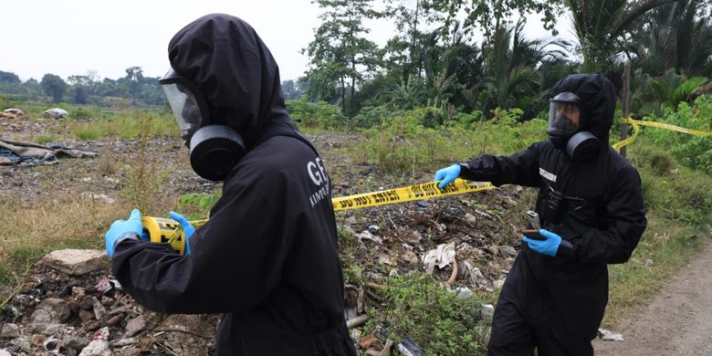 Petugas mendekontaminasi Kawasan Industri Modern Cikande, Serang, Banten. 