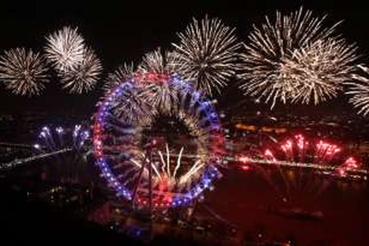 Pesta kembang api mewarnai pergantian tahun di Elizabeth Tower dan the London Eye, Minggu (1/1/2017).