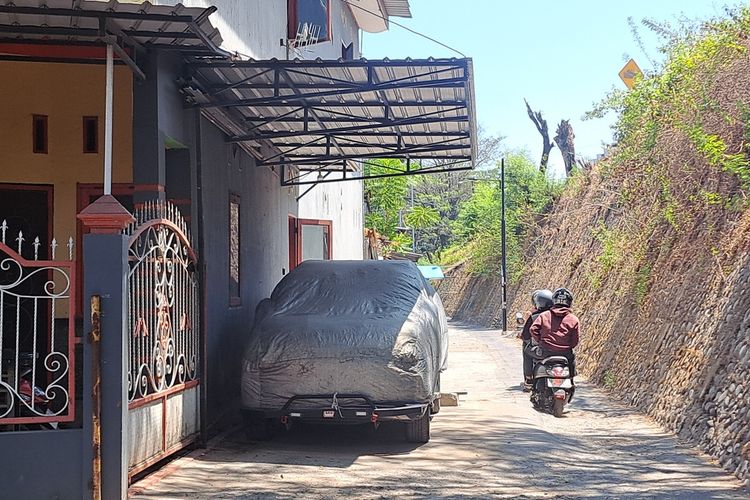 Garasi mobil milik seorang warga Makassar yang berdiri menggunakan badan di Jl Rappokalling Raya, Lorong Anda, Kelurahan Tammua, Kecamatan Tallo, Senin (23/9/2024)