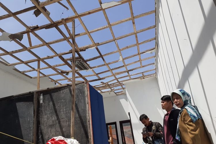 Akibat kencangnya angin yang bertiup,  atap bangunan dua kelas di SMA PGRI Lembang terbawa angin, Senin (21/10/2019) siang.