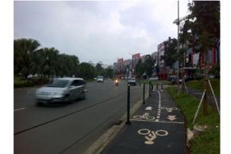 Jalur sepeda merupakan salah satu implementasi konsep pengembangan terintegrasi di Bintaro Jaya, Tangerang Selatan.