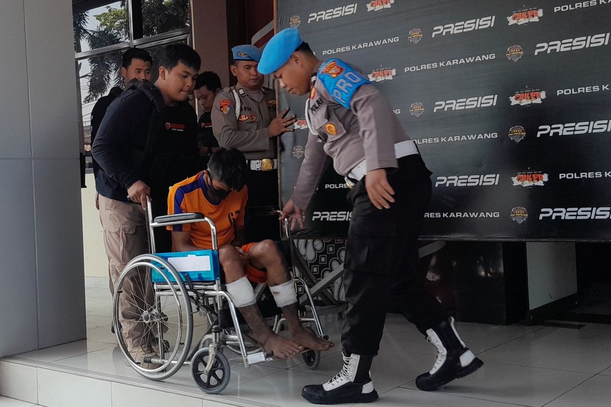 S (31), tersangka penganiayaaan hingga tewas saat press release di Mapolres Karawang, Jumat (28/7/2023).