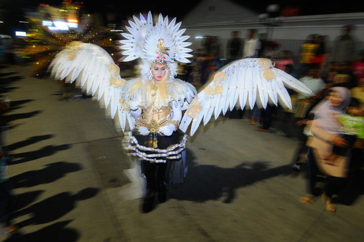 Sejumlah peserta mengenakan kostum karnaval saat mengikuti Boyolali Night Carnival di Boyolali, Jawa Tengah, Sabtu (22/7/2017). Boyolali Night Carnival yang diikuti kelompok kesenian tari tradisional dan kelompok seni kostum hias tesebut bertujuan untuk mengangkat potensi Boyolali kepada masyarakat luas agar dapat meningkatkan wisata di Boyolali. 