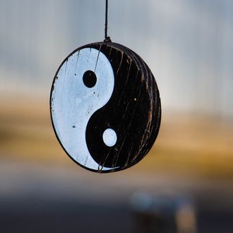 Ilustrasi simbol Yin dan Yang. 