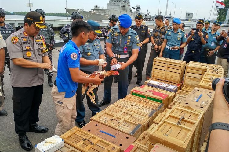 Komandan Lantamal I Laksma TNI Abdul Rasyid K di Markas Komando (Mako) Lantamal I Belawan (tengah) menunjukkan ayam aduan tanpa dokumen yang diselundupkan dari Thailand.