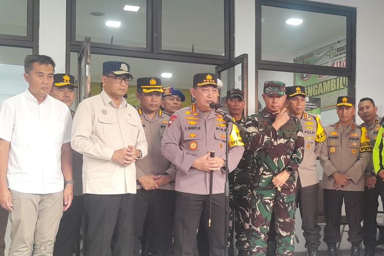 Kapolri Jenderal Listyo Sigit Prabowo saat memberikan keterangan pers terkait kecelakaan di Km 58 jalan tol Japek di RSUD Karawang, Senin (8/4/2024).