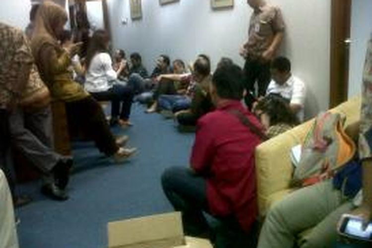 Puluhan karyawan Merpati menunggu Direktur Utama Asep Eka Nugraha di depan ruang kerjanya, lt.M2, Kemayoran, Jakarta Pusat, Jumat (28/2/2014). Mereka menunggu kepastian dibayarkannya hak normatif yang tersendat sejak Desember 2013 lalu.