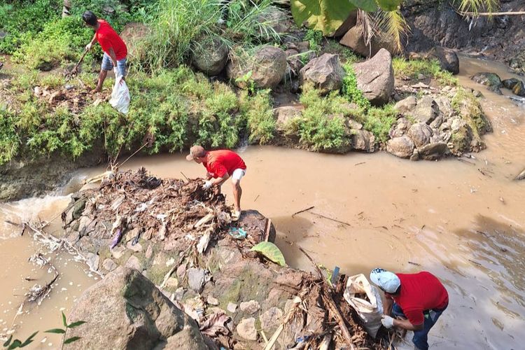 Relawan angkut 1,7 ton sampah dari area hutan Desa Gondoriyo Kecamatan Bergas Kabupaten Semarang, Senin (3/6/2024).