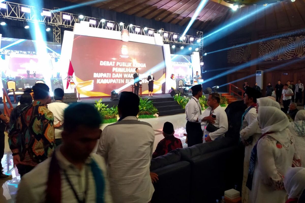 Kericuhan terjadi ketika petahana calon bupati Rini Syarifah membaca materi khusus pada debat kedua Pilkada Kabupaten Blitar yang berlangsung di Gedung Aula Kampung Coklat, Desa Plosorejo, Kecamatan Kademangan, Kabupaten Blitar, Senin (4/11/2024) malam.