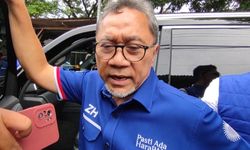 Hadiri Kampanye Akbar Prabowo-Gibran, Zulhas dan Hatta Rajasa Jalan Kaki 2 Km untuk Sampai di GBK