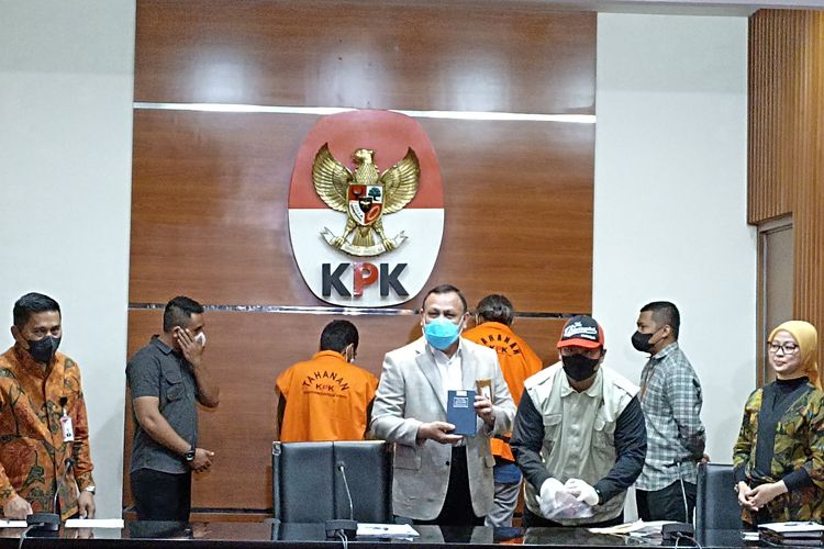 KPK menunjukkan barang bukti terkait suap pengurusan perkara di Mahkamah Agung yang menjerat Hakim Agung Sudrajad Dimyati, Jumat (23/9/2022)