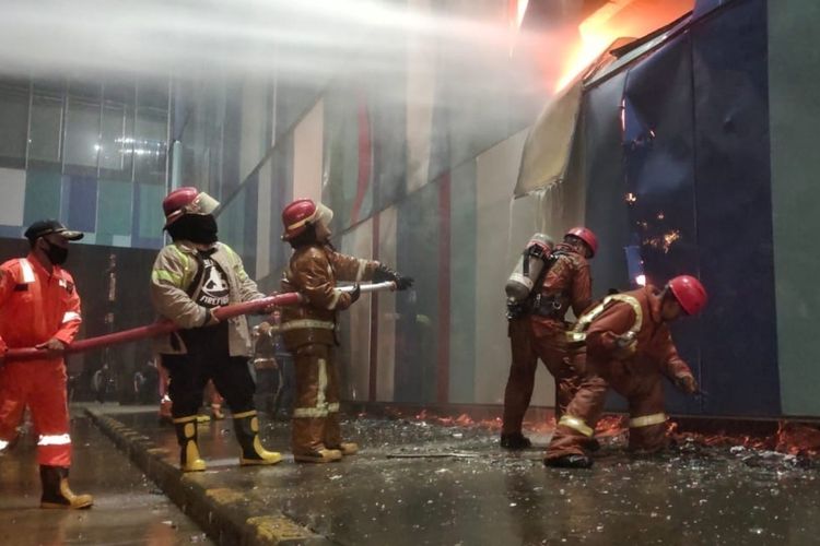 Petugas pemadam Kebakaran saat hendak memadamkan api di Mal Panakkukang Square Makassar, Sabtu (6/2/2021) dini hari.